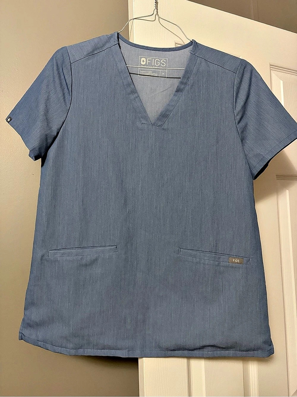 FIGS Technical Collection scrub top V-Neck Scrub Top in Blue Size Medium Like